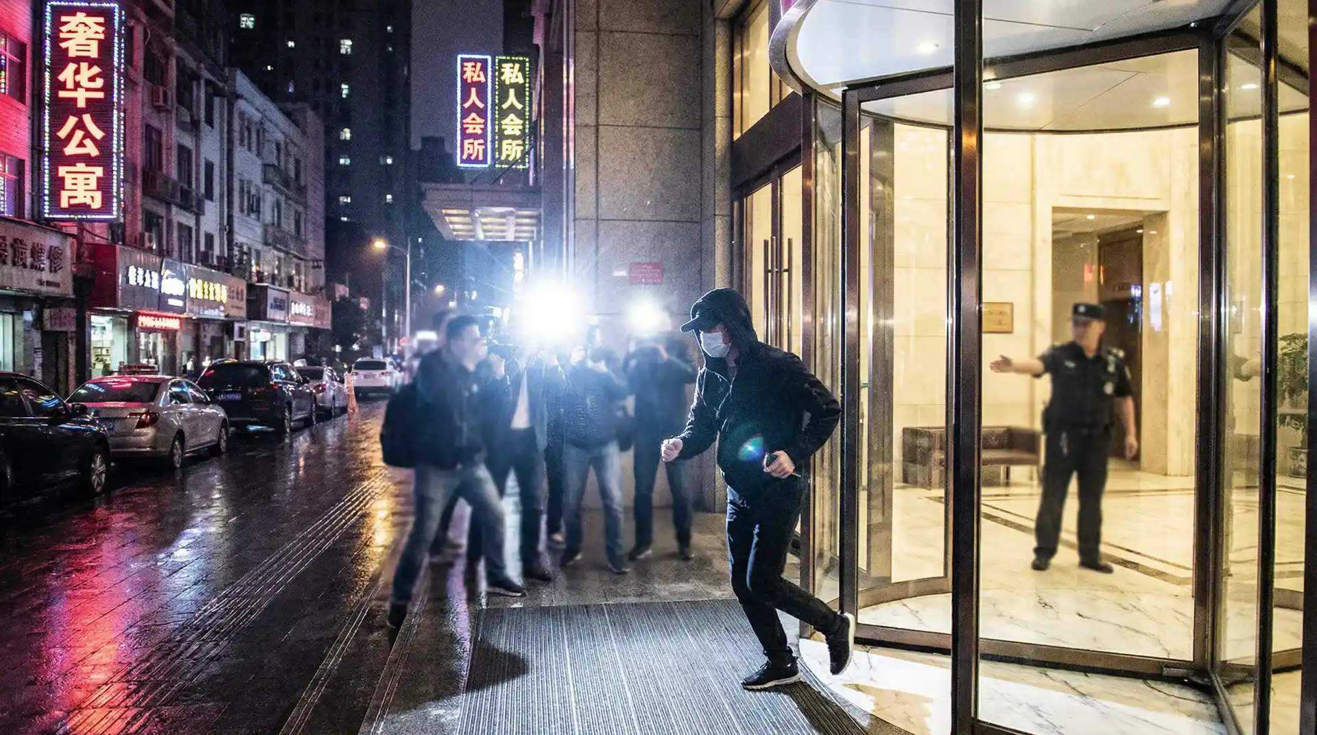 《黑丝女警队》- 黑丝女警队影院最新更新~网红爆料黑丝女警队 - 公寓楼下记者围堵